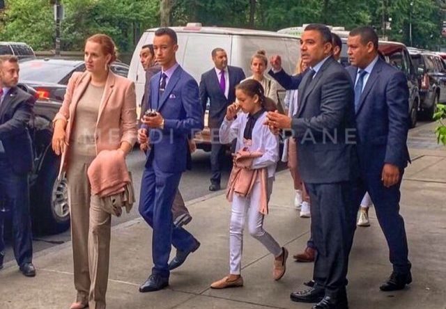  بعد غياب طويل.. لالة سلمى تظهر رفقة نجليها في نيويورك 