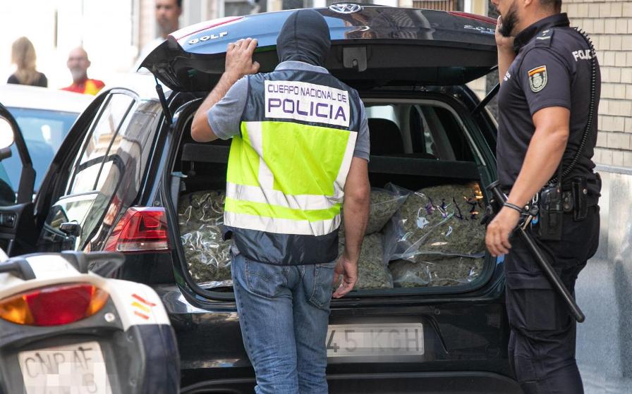 الأمن الإسباني يضرب من جديد ويُطيح بشبكة نافذة لتهريب الحشيش المغربي