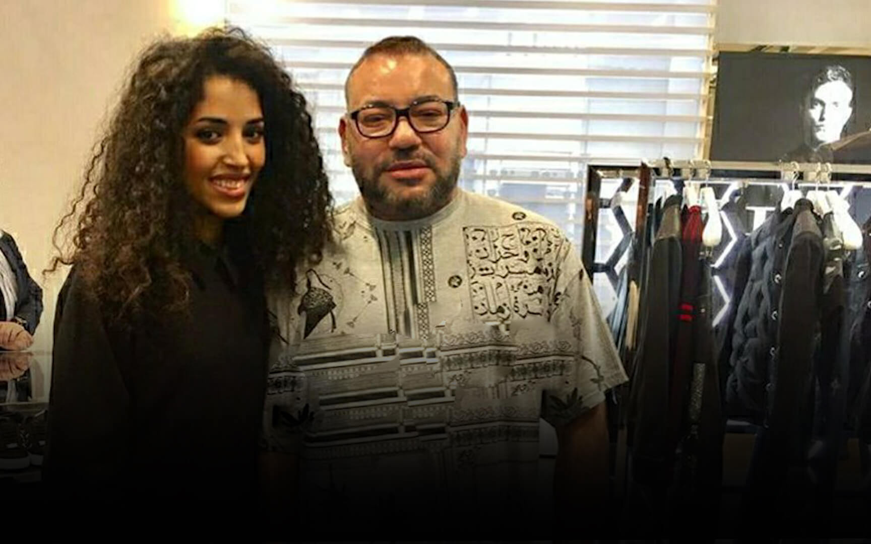 الملك محمد السادس يظهر بقميص عليه بيت شعري من قصيدة "مُبكية"