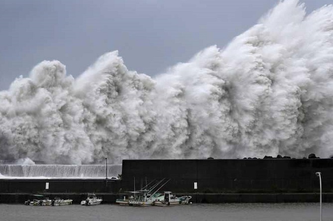  العاصمة اليابانية تتعرض لإعصار عنيف 