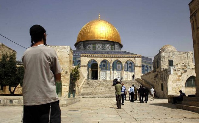  عشرات المستوطنين يقتحمون باحات المسجد الأقصى 