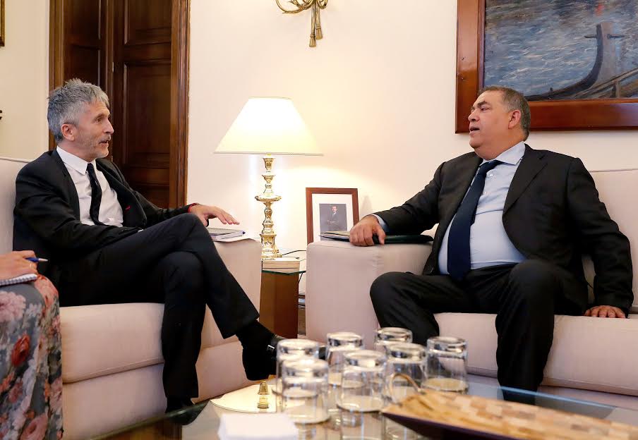  "الاقتحام الجماعي" لسبتة "المحتلة" يدفع وزير الداخلية الاسباني للقاء لفتيت 