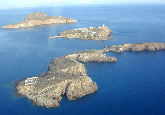  الجزر الجعفرية صارت تؤرق إسبانيا.. عشرات المهاجرين تسللوا إليها من الناظور 