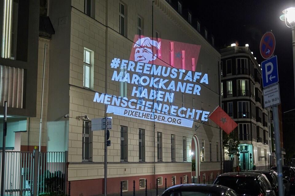 "بيكسيل هيلر" تحتج على المغرب بلوحات ضوئية على واجهة سِفارة المملكة ببرلين