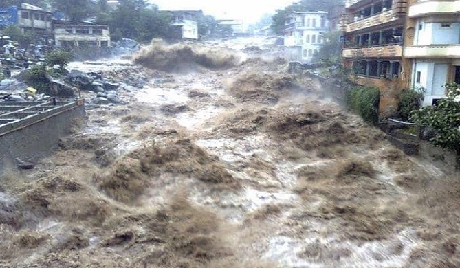 أمطار طوفانية تغرق شوارع العاصمة الجزائرية