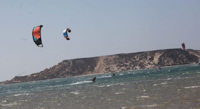 قمة بالداخلة تجمع رجال الأعمال ومحترفي "الكايت سورف"