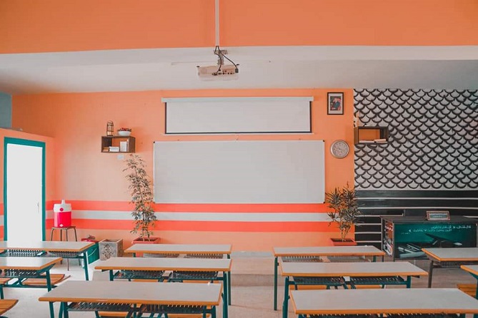 بالصور: أستاذ بكلميم يحول قسمه إلى لوحة فنية