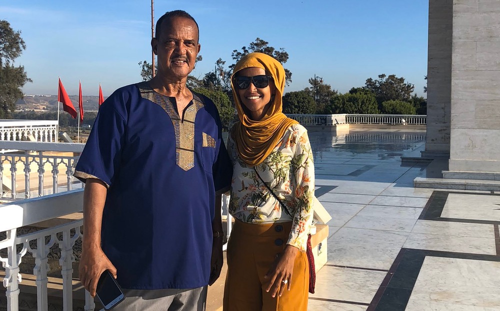  "عدُوّة" ترامب.. إلهان عمر تزور المغرب وتتجول في جامع الفنا بمراكش 