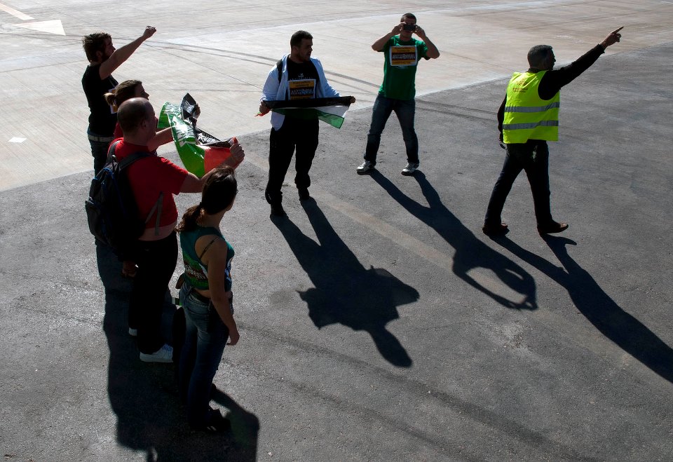 بسبب صورهما على الفيسبوك.. المغرب يطرد دانمركيتين من الأقاليم الجنوبية