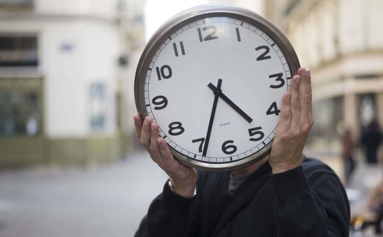  "حديث الساعة" يَعود من جديد.. تغيير مفاجئ في التوقيت يثير سخط المغاربة 