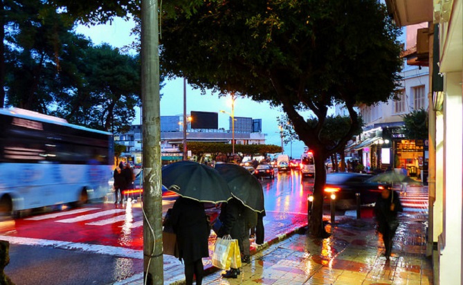 أمطار قوية وأحيانا عاصفية بالعديد من مناطق المملكة