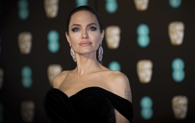 أنجلينا جولي تكشف معاناة "أخفتها عن جمهورها"