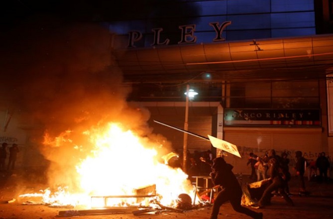  سقوط 11 قتيلا في مظاهرات عنيفة بالشيلي 