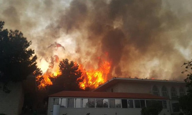  حرائق هائلة تجتاح لبنان و"تلامس منازلها" 