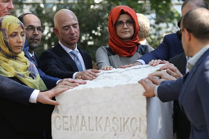  وضع نصب في ذكرى خاشقجي أمام القنصلية السعودية 