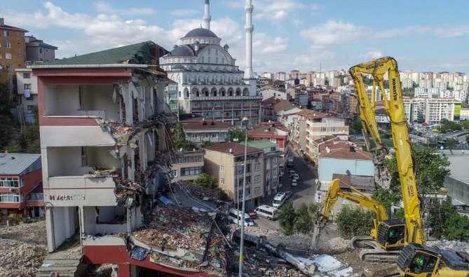 40 ألف تركي يؤمنون منازلهم بعد الزلزال