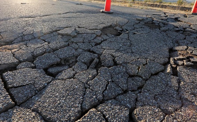  زلزال بقوة 5 درجات يضرب إندونيسيا 