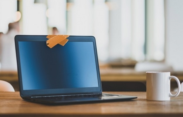  كيف تحمي كاميرا الكمبيوتر المحمول من الاختراق؟ 