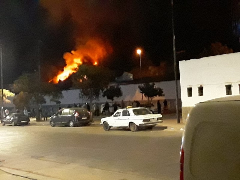  بالفيديو.. النيران تلتهم مستودع حافلات نقل المدينة بالبيضاء وسط رعب السكان 