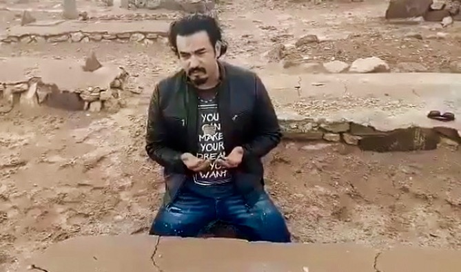 بَعد 38 سنة.. الفنان ربيع القاطي يَنهار بَاكيا على قبر والده - فيديو