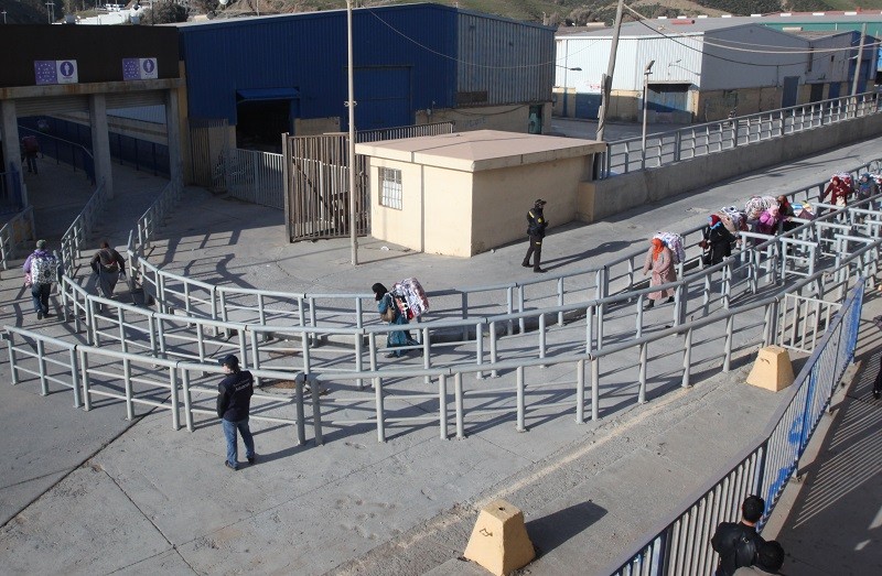 أمام صمت المغرب.. إسبانيا تُعلن تاريخ عودة نشاط التهريب بباب سبتة