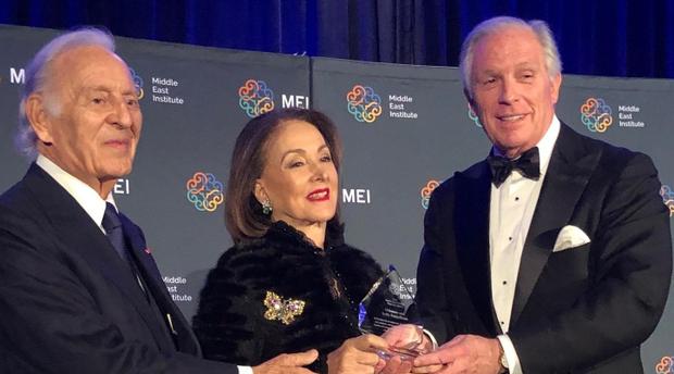 واشنطن.. منح عثمان بنجلون وعقيلته جائزة "الشخصيات ذات الرؤية المتبصرة"