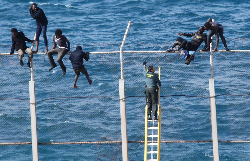 المغرب يُقلص "تسلّلات" المهاجرين إلى سبتة بـ22 بالمائة