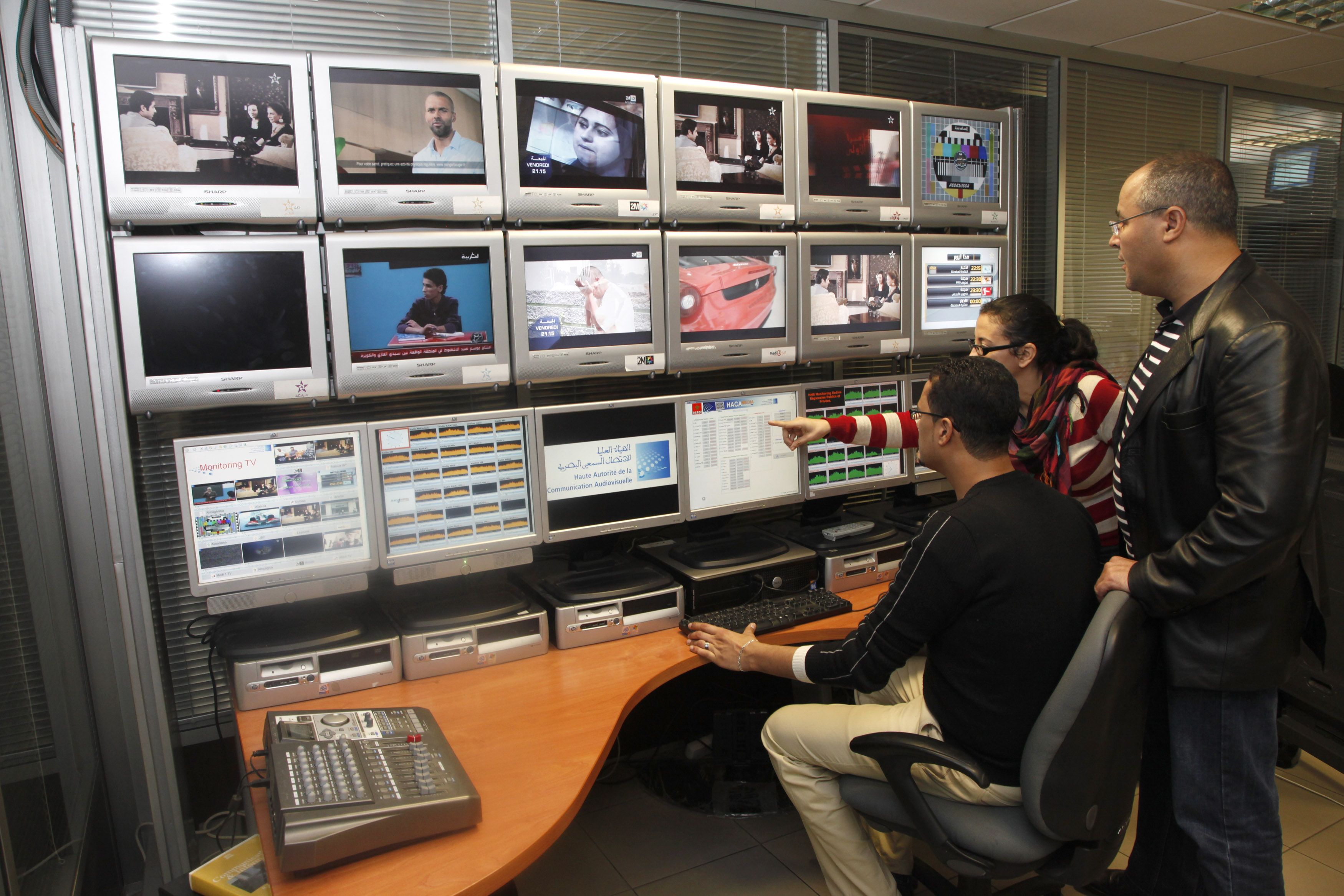  "الزبونية" تهدد لجنة اقتناء البرامج بالشركة الوطنية للإذاعة والتلفزة بالانفجار 