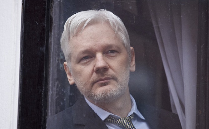  أطباء: حياة أسانج في خطر وقد يموت في السجن 