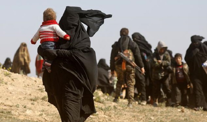 وكالة: تركيا تبدأ في إعادة أسرى "داعش" إلى بلادهم