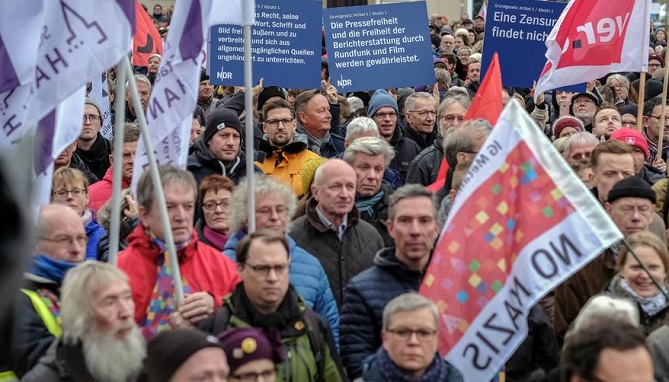  الآلاف يتظاهرون في هانوفر ضد النازيين الجدد 