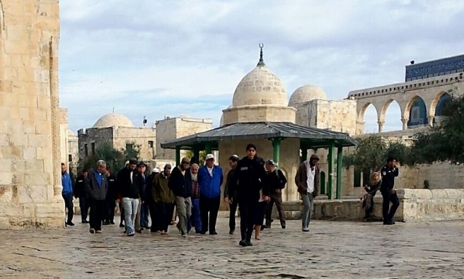 عشرات المستوطنين يقتحمون باحات المسجد الأقصى