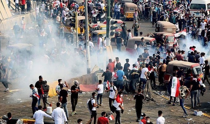  العراق.. محتجون يمزقون صور الخميني في الديوانية 