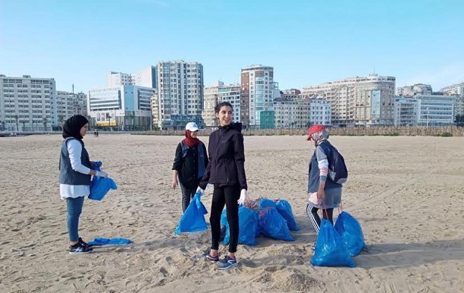  سبع شابات يقدن حملة لتنظيف شاطئ طنجة 