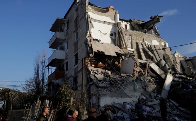 زلزال يهز ألبانيا ويسفر عن مقتل تسعة وانهيار مبان