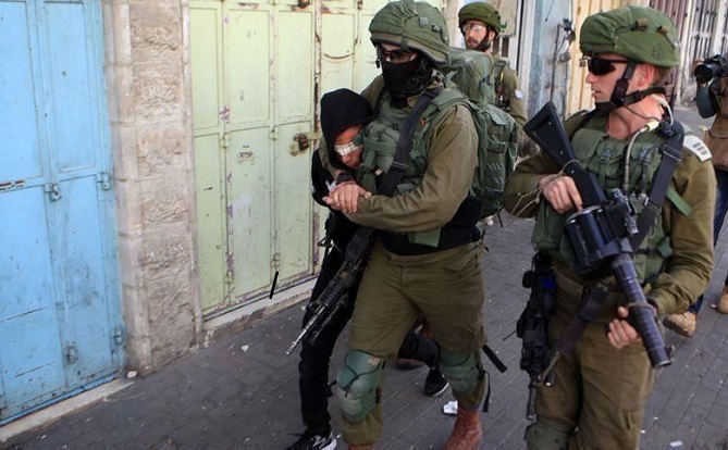 الجيش الإسرائيلي يعتقل فلسطينيا قرب حدود غزة