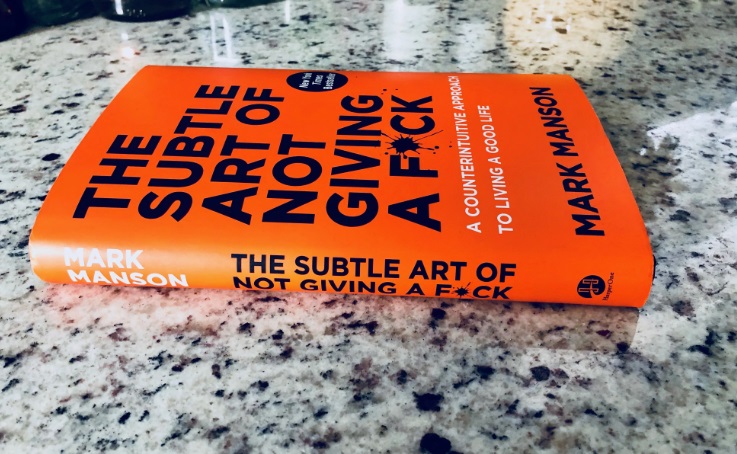  مؤلف "فن اللامبالاة" يعيد تعريف أسس النجاح! 