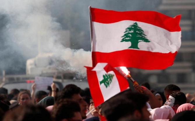 الجيش: جندي يفتح النار لتفريق محتجين قرب بيروت