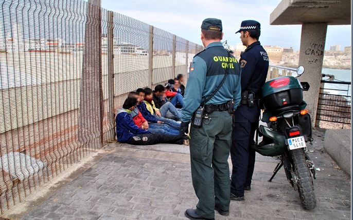 اختبؤوا في مكان خطير.. السلطات الإسبانية توقف 37 قاصرا مغربيا بميناء سبتة