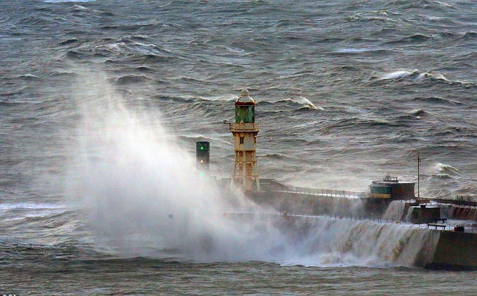 "أمواج عاتية" تُحاصر طنجة وتقطع شريانها البحري مع أوروبا