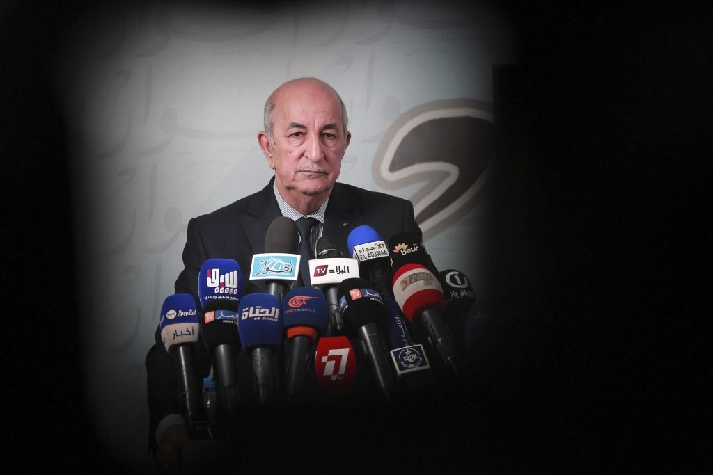 محمد السادس وماكرون امتنعا.. والإمارات والسعودية وواشنطن هنأت تبون بالفوز