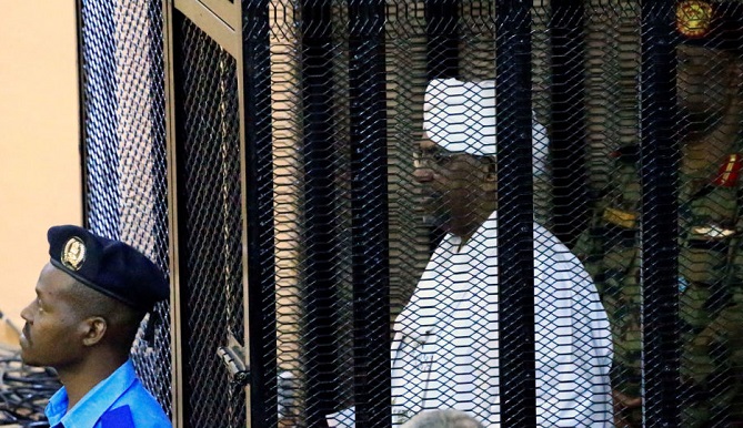  الحكم بالسجن سنتين على البشير بتهم الفساد المالي 