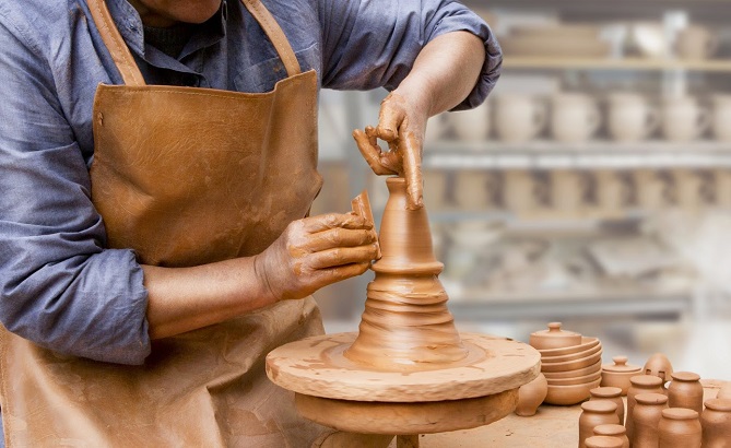 مهنيون يدعون الى إنشاء قرية لصناع الفخار بفاس