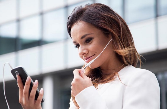 "غوغل" تطلق أداة ترجمة فورية للهواتف المحمولة