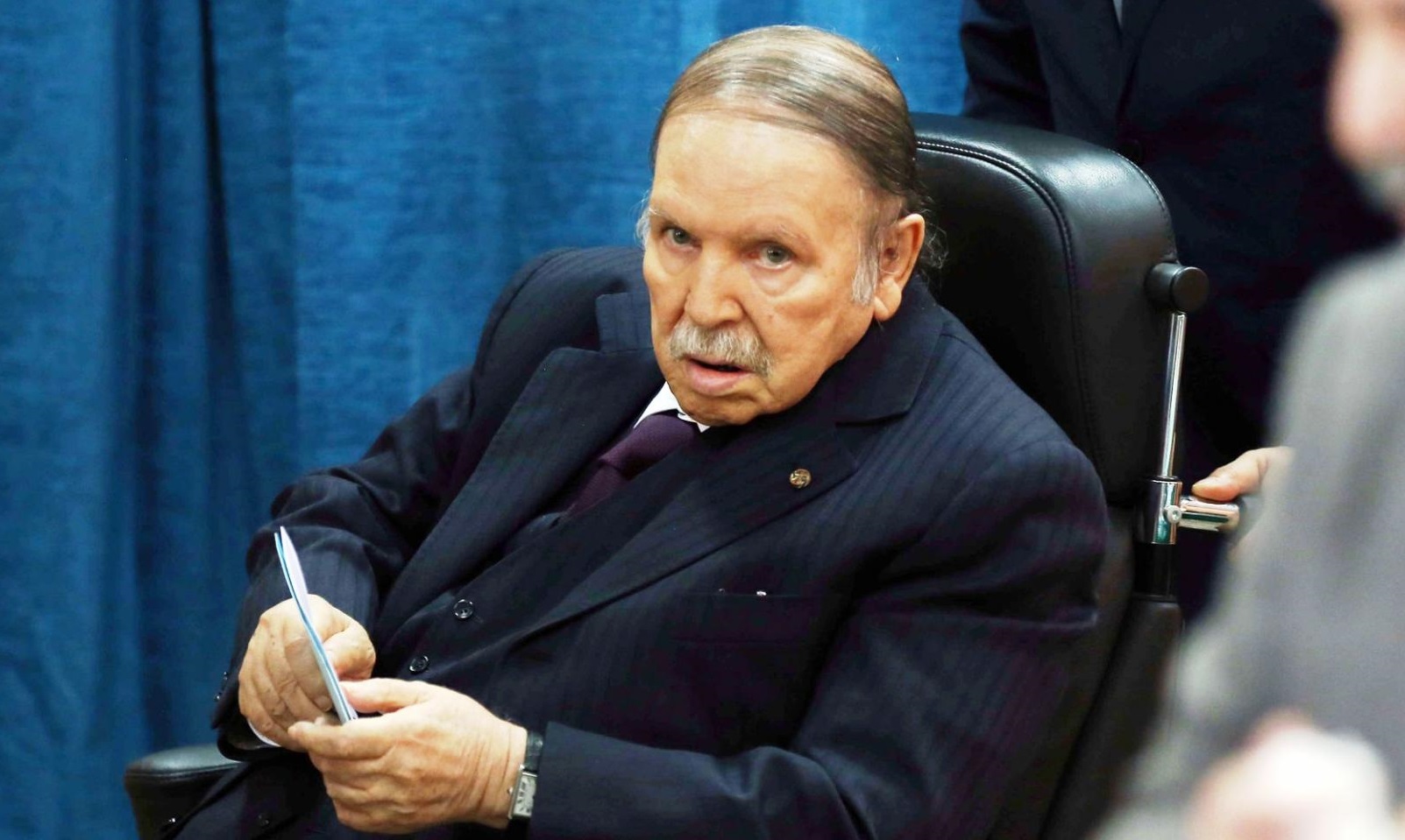 انتخابات الجزائر.. "بوتفليقة" يصوت في اختيار خليفته