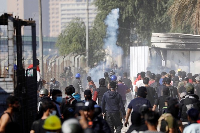 تونسيون يحتجون بعد وفاة شاب أحرق نفسه