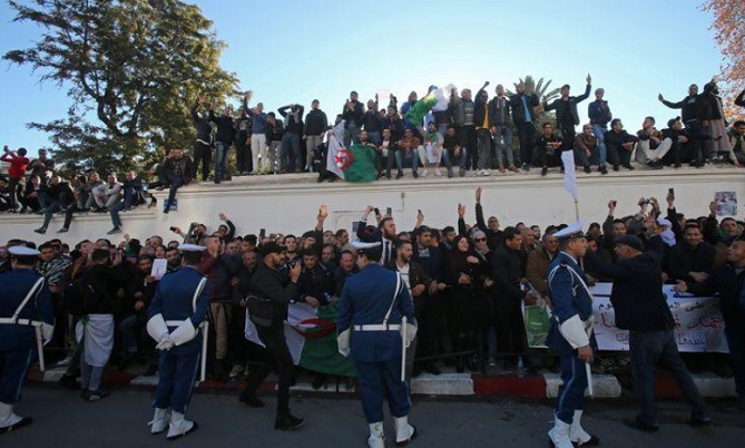 الجزائر تودع قايد صالح.. وتبون يجهش بالبكاء
