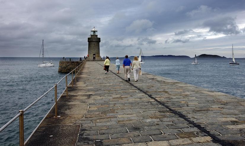 فك لغز المنزل الذي عام وحده من كندا لإيرلندا!