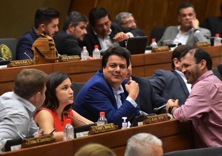  تكاليف المشاركة في ذكرى المسيرة الخضراء تحرج الحزب الحاكم بالباراغواي 