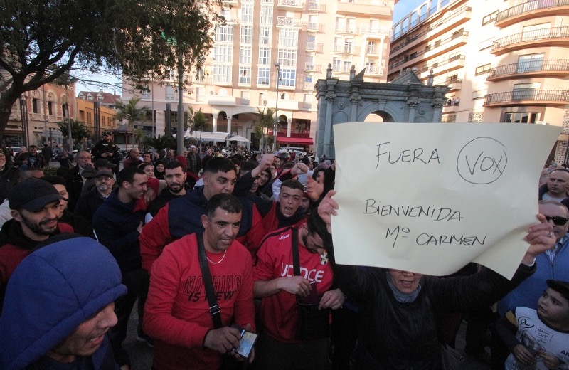 احتجاج وتهديدات حائطية.. "فوكس" يوتر الأوضاع في سبتة ودعوات للهدوء